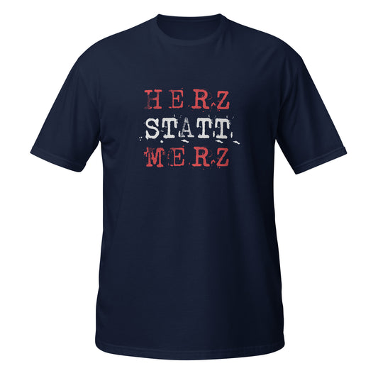 Navy T‑Shirt mit dem dreizeiligen Slogan „HERZ STATT MERZ“ in roter und weißer Distressed‑Typografie.

