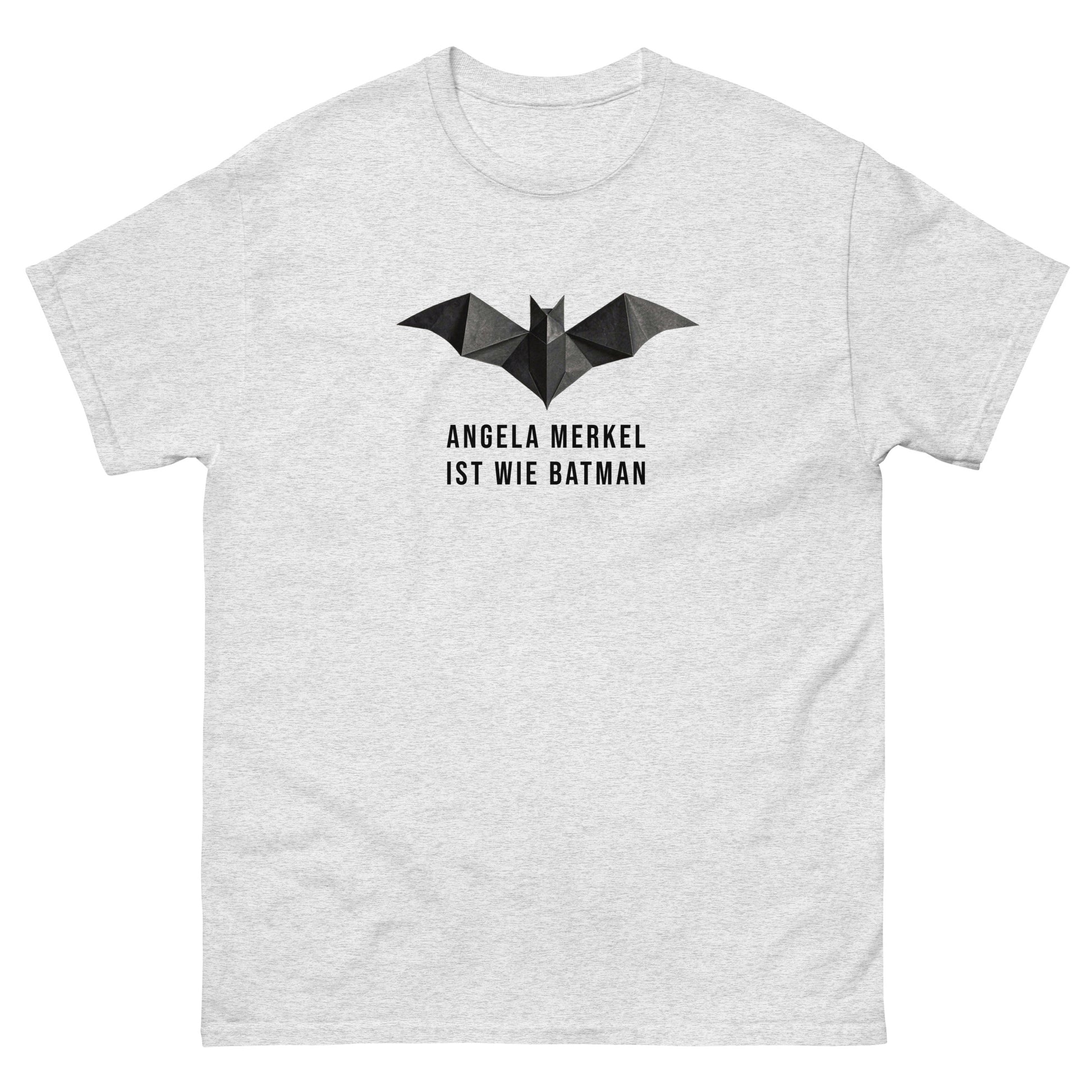 „Hellgraues T‑Shirt mit Origami‑Bat‑Symbol und dem Statement ‚Angela Merkel ist wie Batman‘ – Light Edition.“