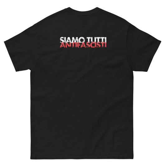 „Schwarzes T‑Shirt mit großem weißen Backprint ‚Siamo tutti antifascisti‘, klare Typografie, politisches Statement.“