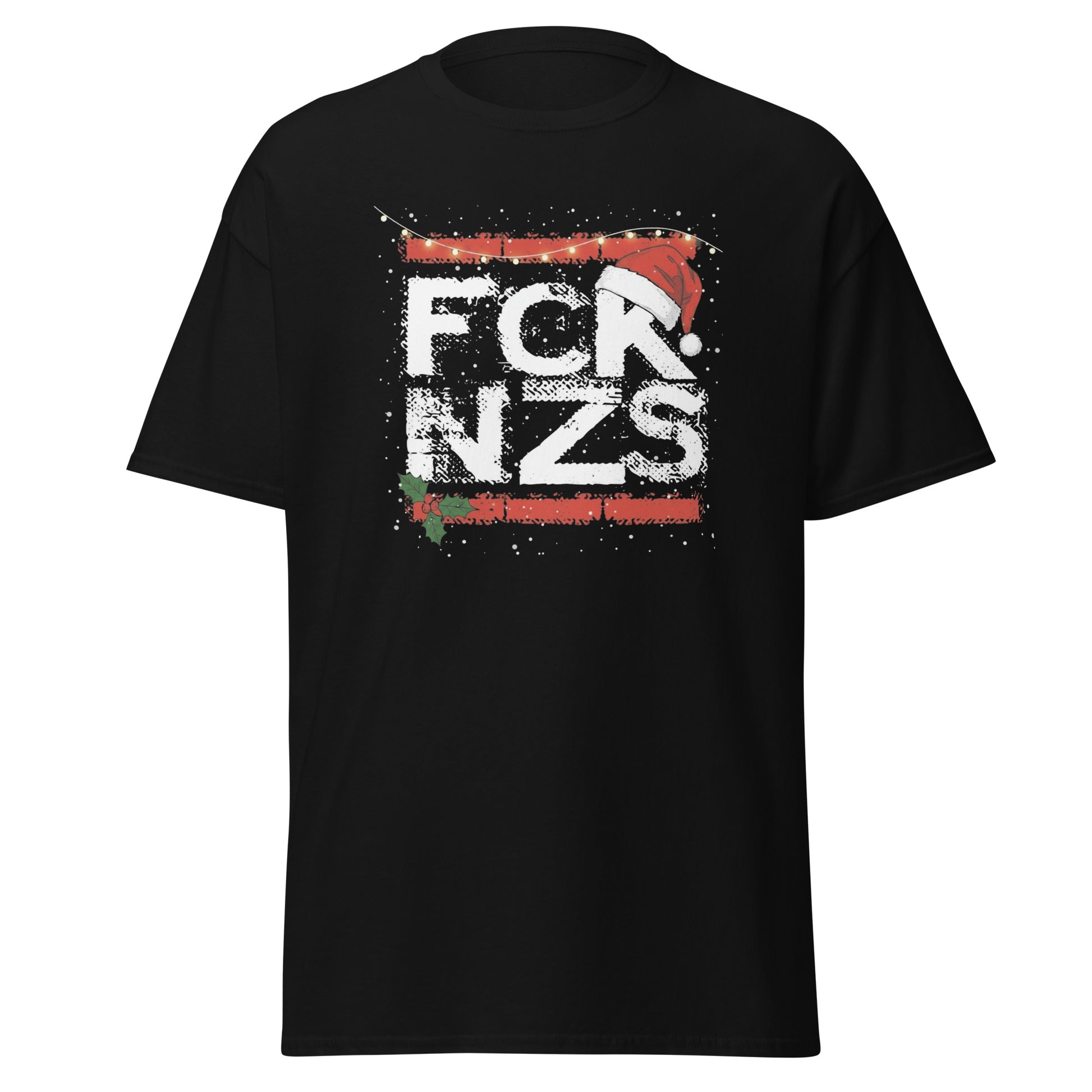 Distressed FCK NZS Schriftzug mit Santa‑Mütze, roten Balken, Weihnachtslichtern und Holly‑Blättern auf schwarzem Shirt – antifaschistisches Winterstatement