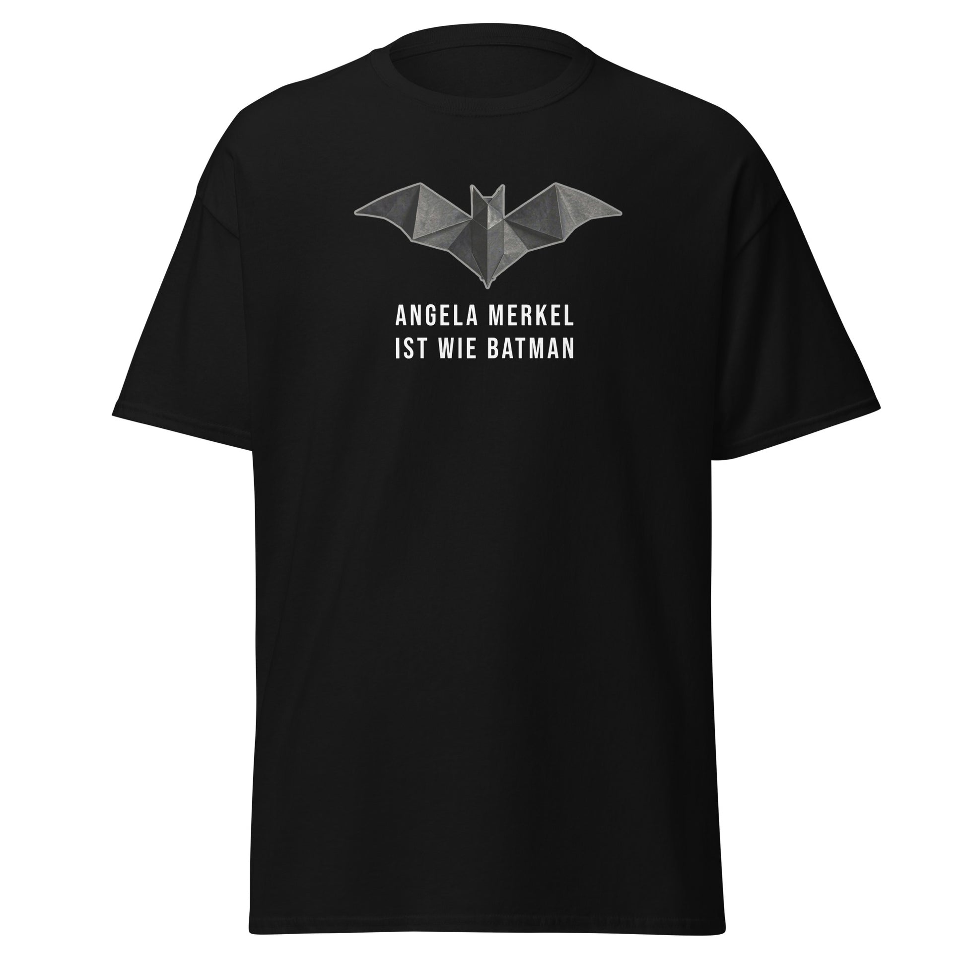 „Schwarzes Herren T‑Shirt mit Origami‑Bat‑Symbol und dem Aufdruck ‚Angela Merkel ist wie Batman‘ aus der Raute – The Comeback Kollektion.“