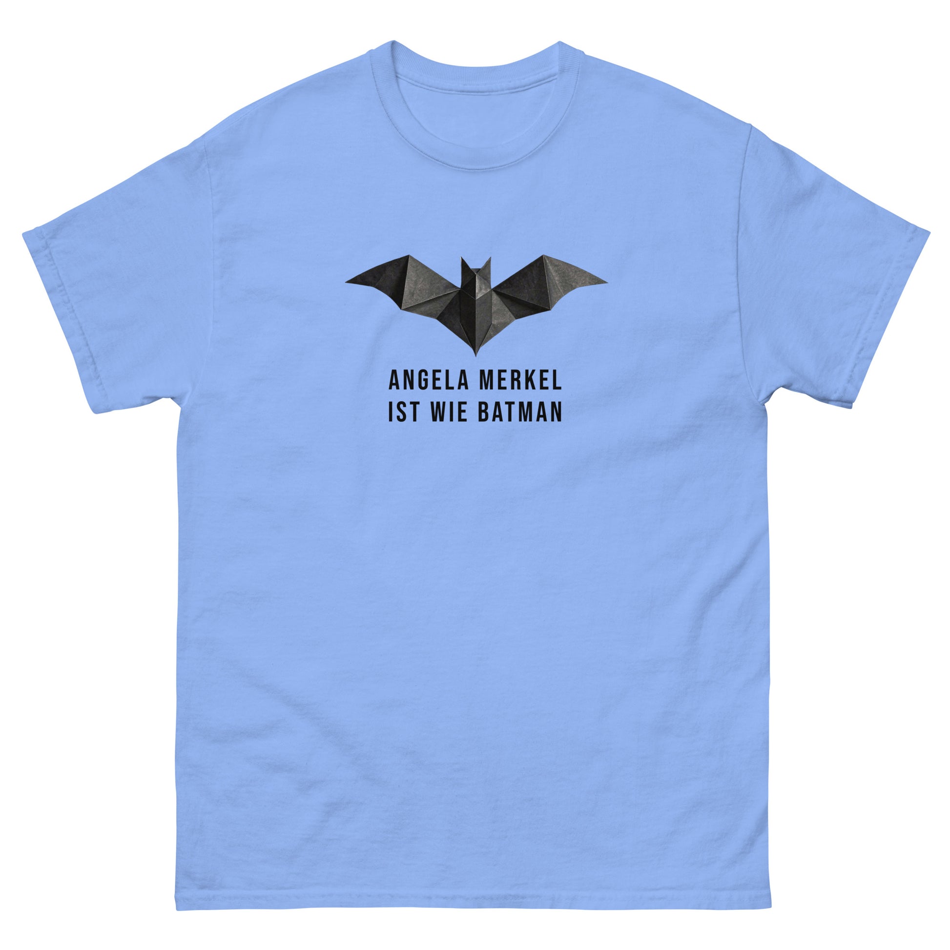 „Pastellfarbenes T‑Shirt mit Bat‑Symbol und dem Aufdruck ‚Angela Merkel ist wie Batman‘ – Light Edition der Raute‑Kollektion.“