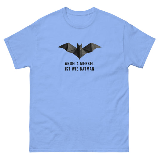 „Pastellfarbenes T‑Shirt mit Bat‑Symbol und dem Aufdruck ‚Angela Merkel ist wie Batman‘ – Light Edition der Raute‑Kollektion.“