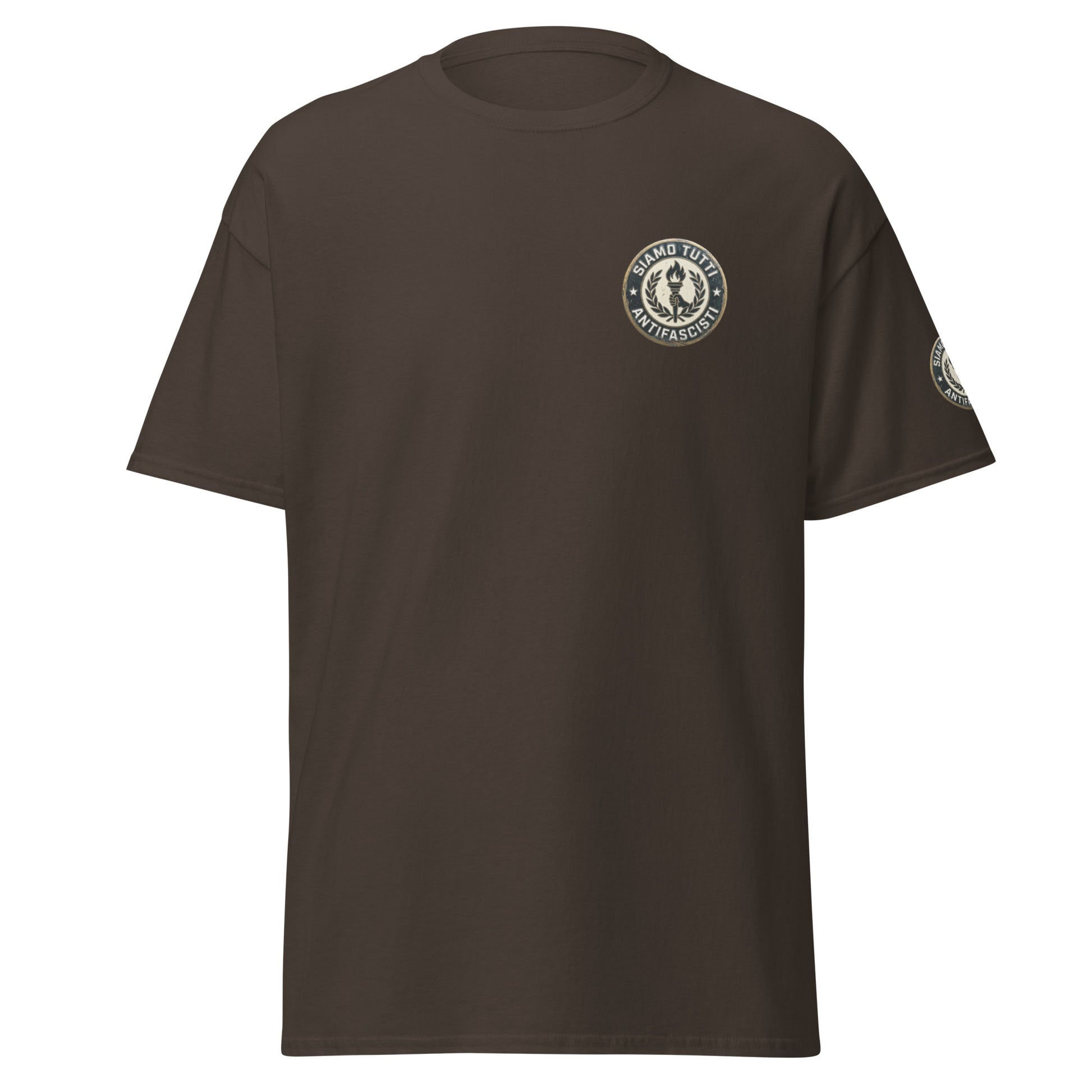 Braunes Unisex T‑Shirt mit rundem Fackel‑ und Lorbeerkranz‑Emblem und dem Schriftzug „Siamo Tutti Antifascisti“.