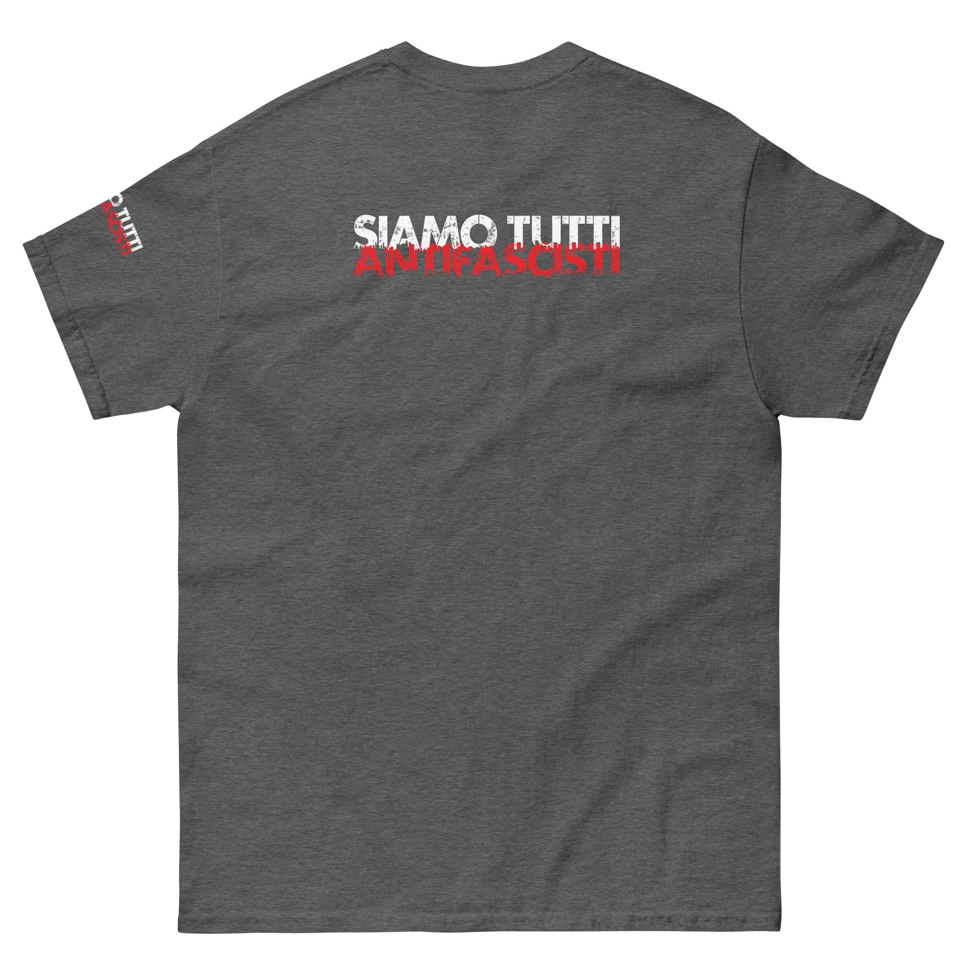 Dunkelgraues Unisex T-Shirt mit dem Statement „SIAMO TUTTI ANTIFASCISTI“ in weiß-roter, distressed Schrift auf der Vorderseite und dem linken Ärmel. Rückenansicht