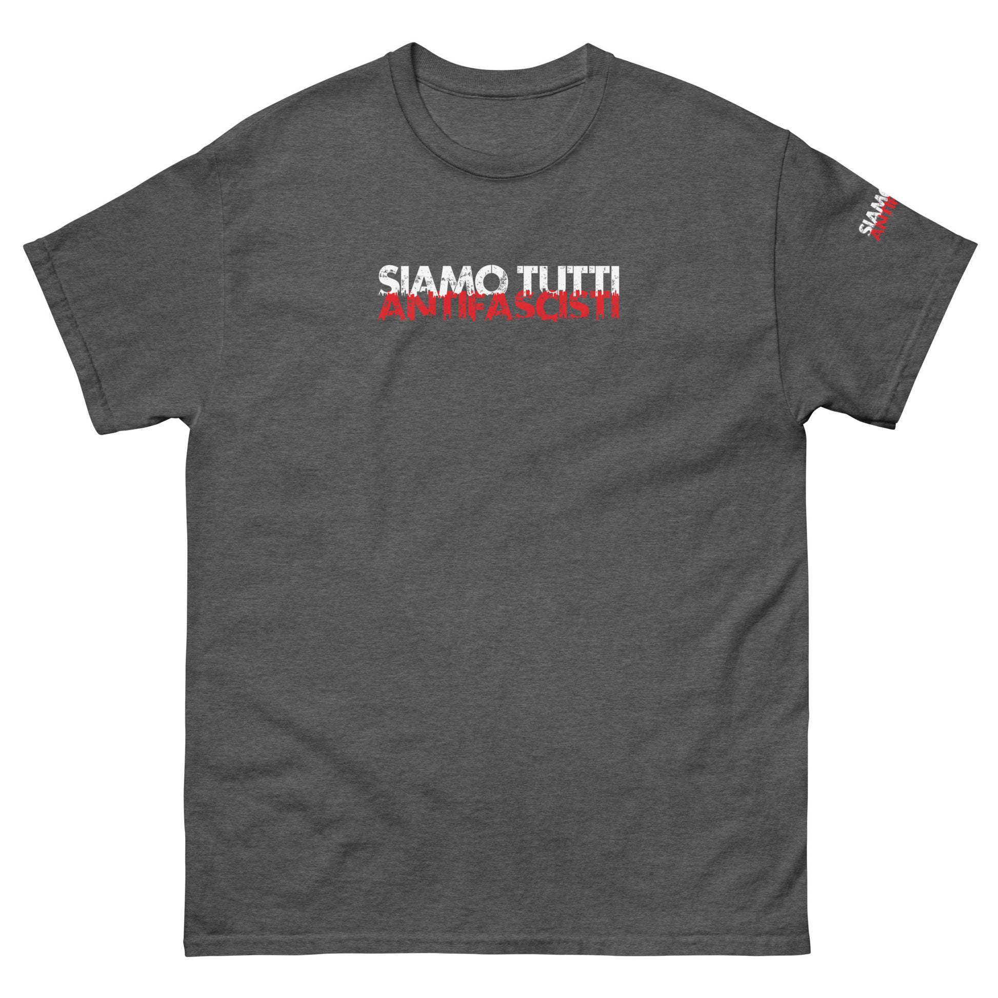Dunkelgraues Unisex T-Shirt mit dem Statement „SIAMO TUTTI ANTIFASCISTI“ in weiß-roter, distressed Schrift auf der Vorderseite und dem linken Ärmel.