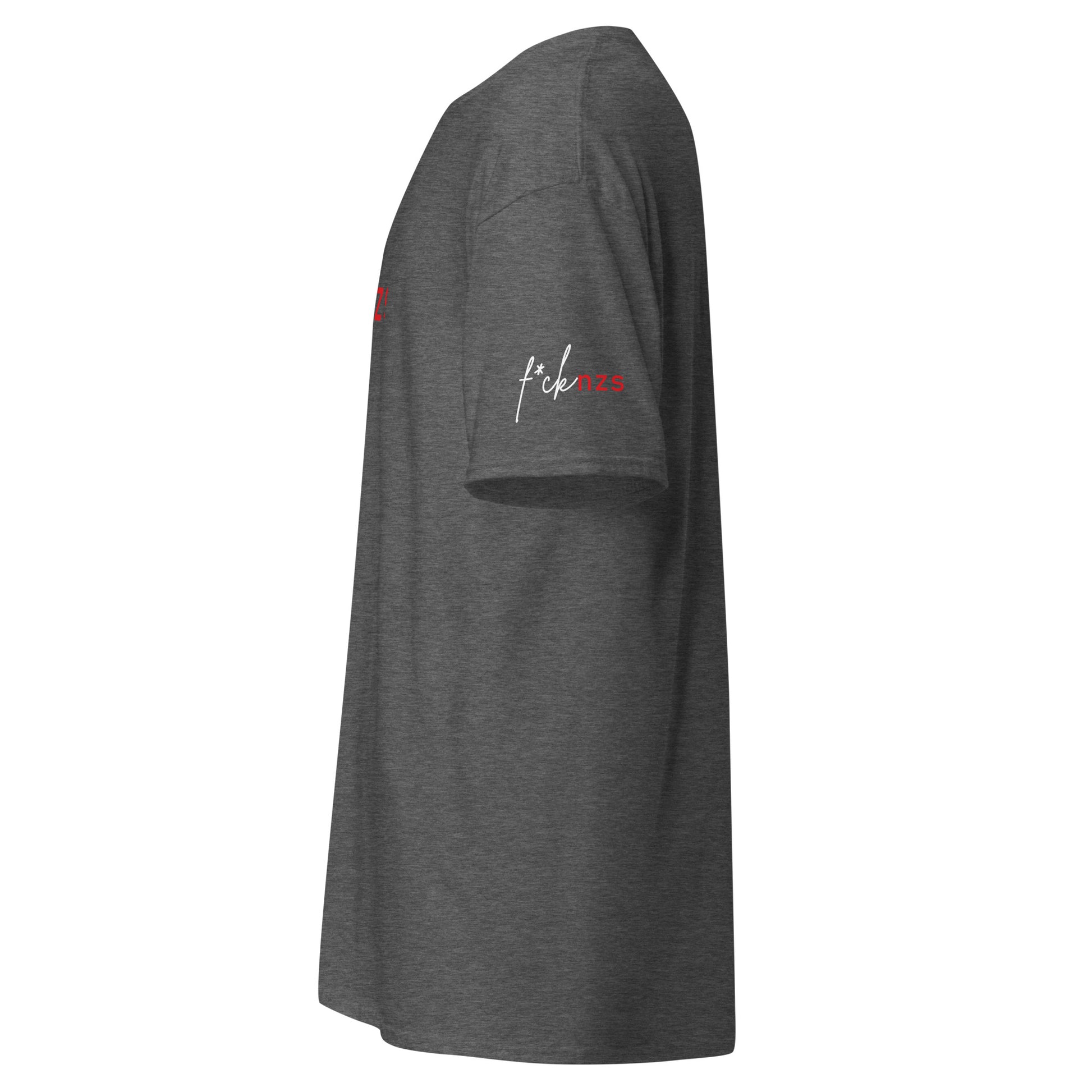 „Herren‑T‑Shirt in Grau mit großem f*cknzs Frontprint (weiß‑rot, mit Sternsymbol) und kleinem Ärmelprint in Weiß, klare politische Botschaft gegen Rechts.“