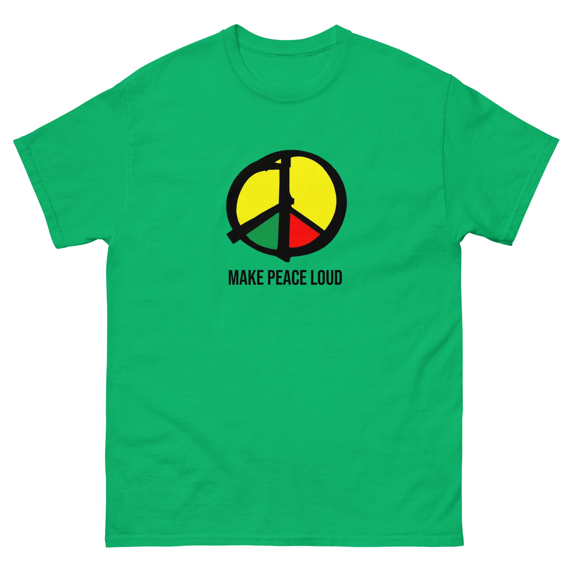 Grünes Unisex T‑Shirt mit großem Peace‑Symbol in panafrikanischen Farben. Das Symbol enthält die Silhouette eines Gewehrs, das in ein Friedenszeichen übergeht. Darunter steht der Text Make Peace Loud. Front.