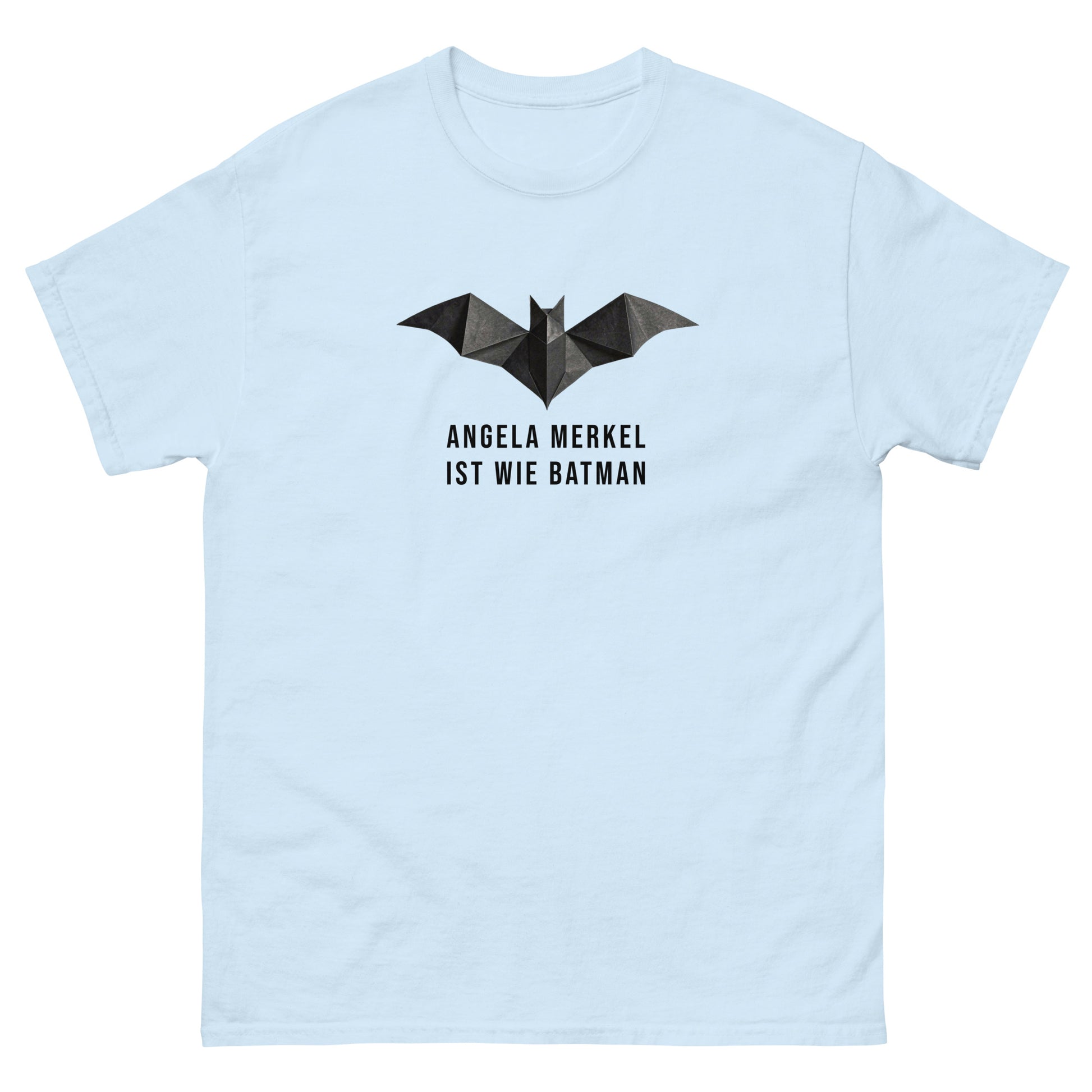 Helles T‑Shirt mit Origami‑Bat‑Symbol und dem Statement ‚Angela Merkel ist wie Batman‘ – Light Edition.
