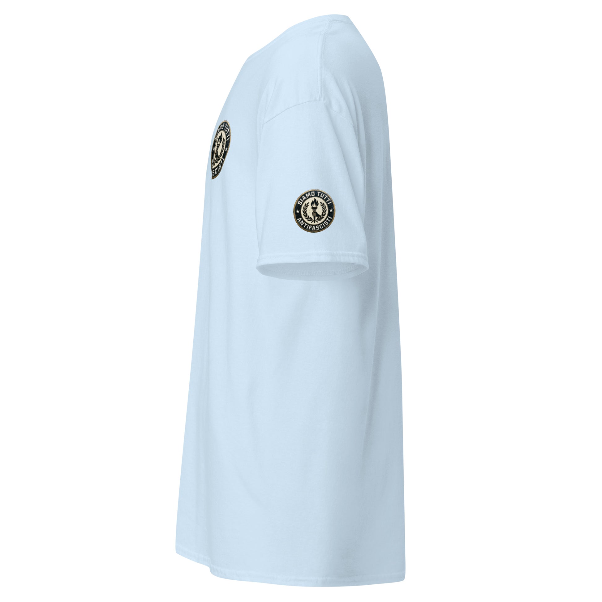Unisex T‑Shirt mit rundem Emblem aus Fackel und Lorbeerkranz sowie dem Schriftzug „Siamo Tutti Antifascisti“. Das Design steht für Aufklärung, Freiheit und demokratische Werte. Hochwertige Baumwolle, klare Linien und langlebiger Druck.