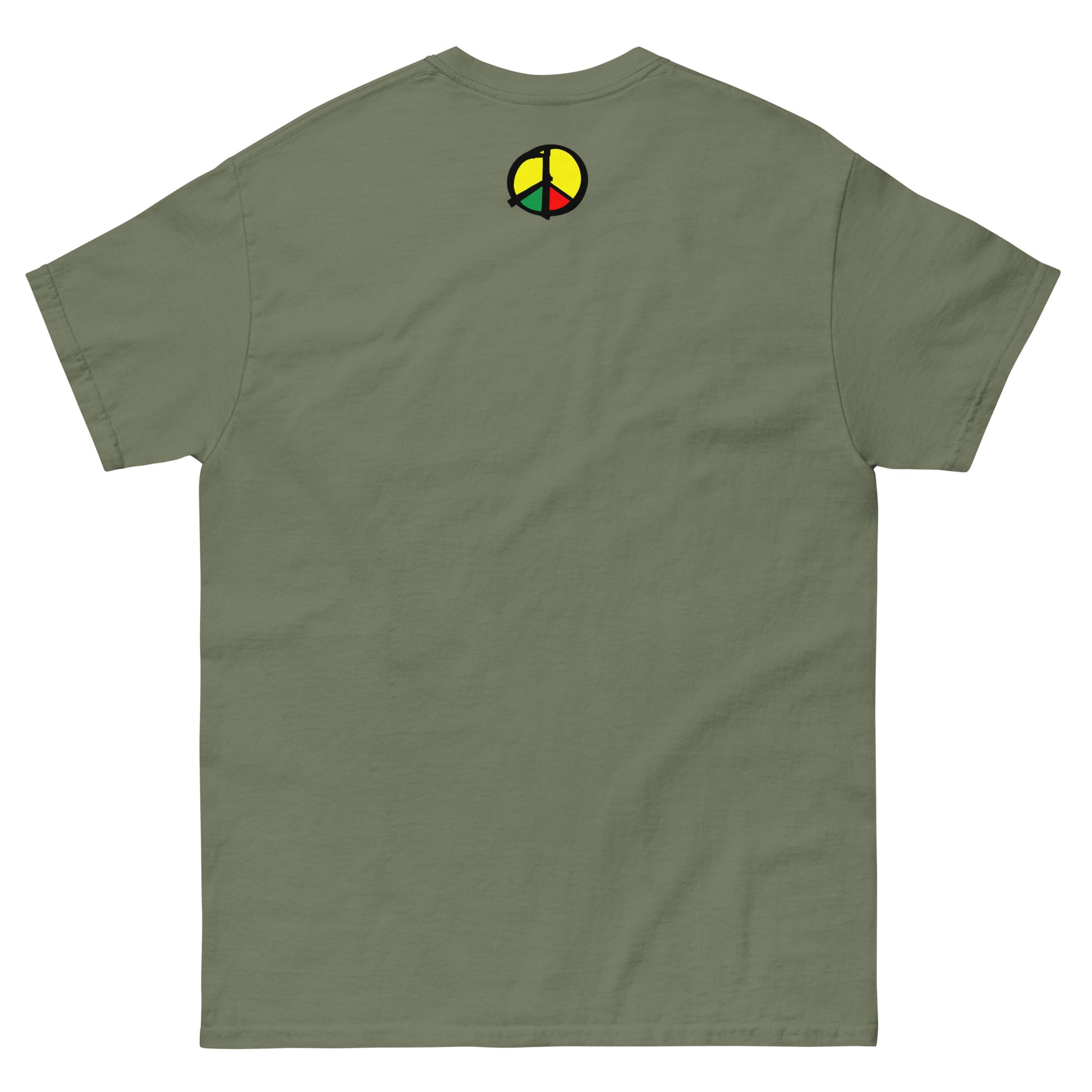 Grünes Unisex T‑Shirt mit großem Peace‑Symbol in panafrikanischen Farben. Das Symbol enthält die Silhouette eines Gewehrs, das in ein Friedenszeichen übergeht. Darunter steht der Text Make Peace Loud. Rückseite.