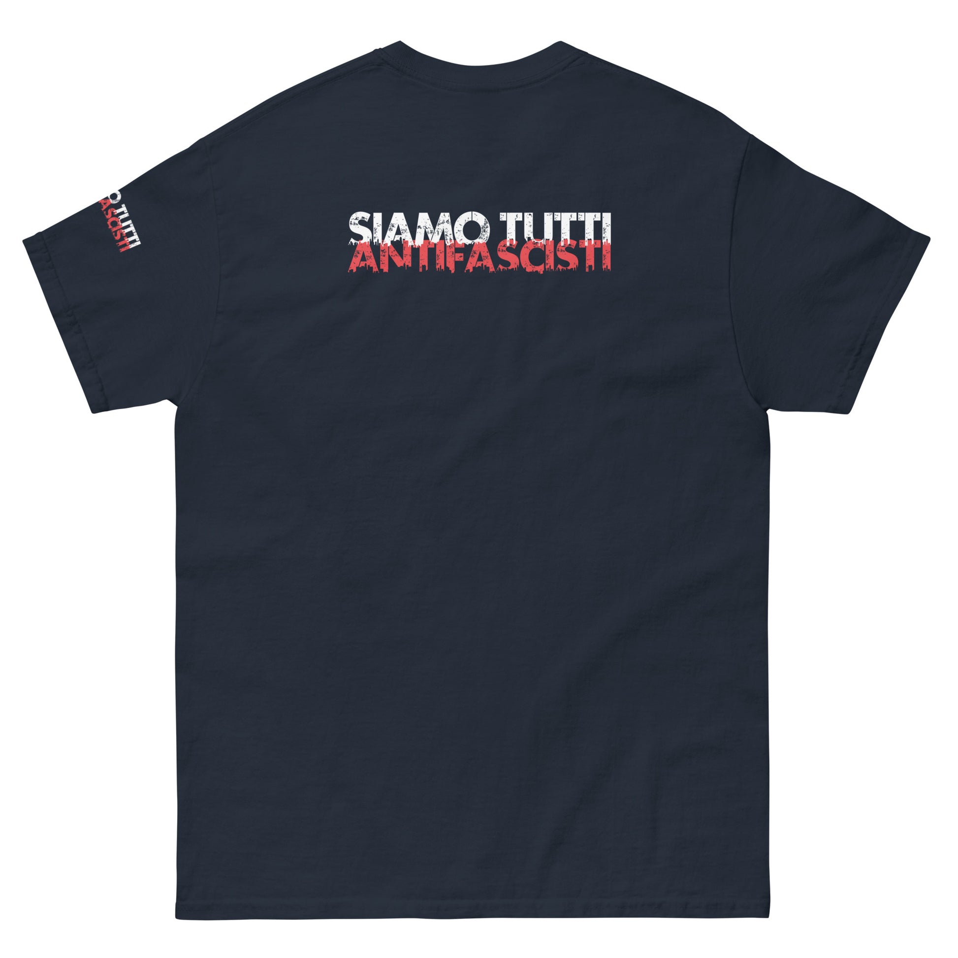   
Navyblaues Unisex T-Shirt mit dem Statement „SIAMO TUTTI ANTIFASCISTI“ in weiß-roter, distressed Schrift auf der Vorderseite und dem linken Ärmel. Rückenansicht
