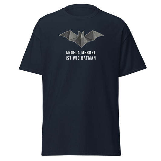 Blaues Herren T‑Shirt mit Origami‑Bat‑Symbol und dem Aufdruck ‚Angela Merkel ist wie Batman‘ aus der Raute – The Comeback Kollektion.