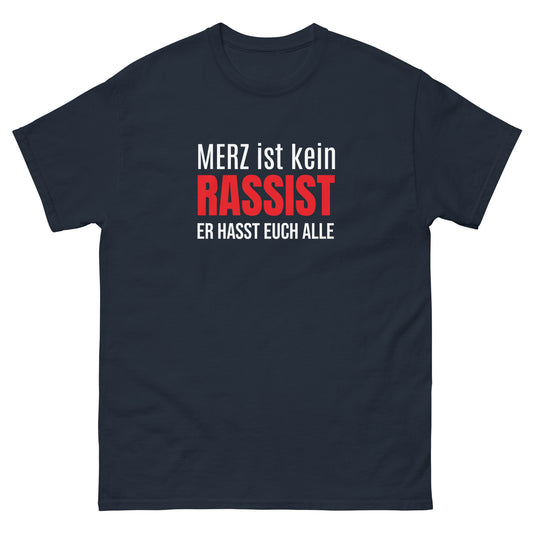 „Dunkelblaues Unisex T‑Shirt mit dem Schriftzug ‚Merz ist kein Rassist, er hasst auch alle‘.“