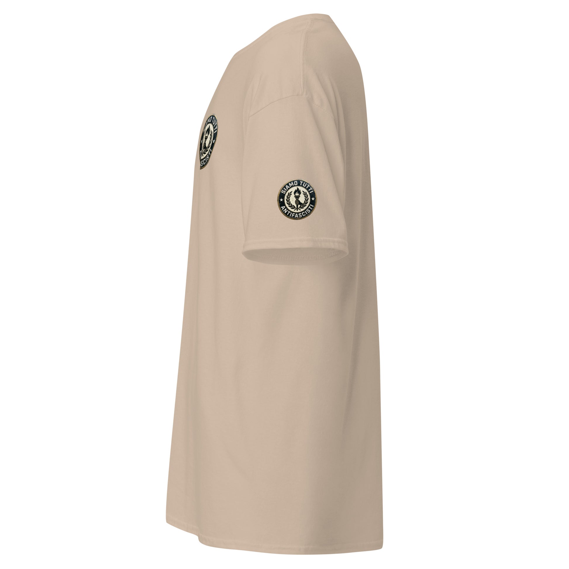 Statement‑Shirt mit Fackel‑Symbol und Lorbeerkranz. „Siamo Tutti Antifascisti“ – für Aufklärung, Freiheit und demokratische Werte. Unisex & hochwertig inkl. Ärmelprint.