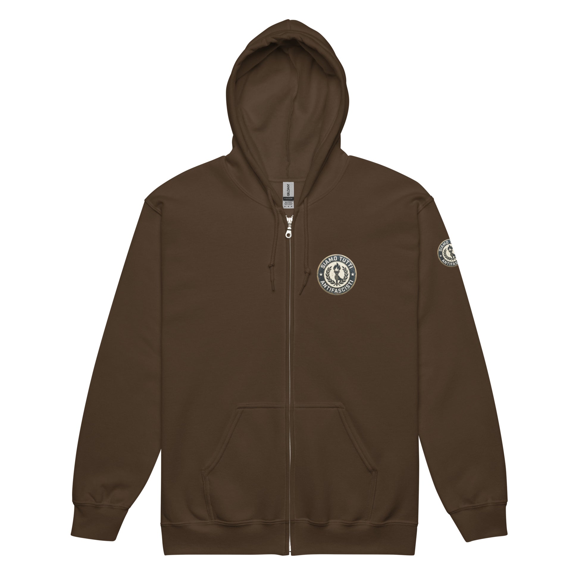 Brauner Unisex Zip‑Hoodie mit rundem Fackel‑ und Lorbeerkranz‑Emblem und dem Schriftzug „Siamo Tutti Antifascisti“.