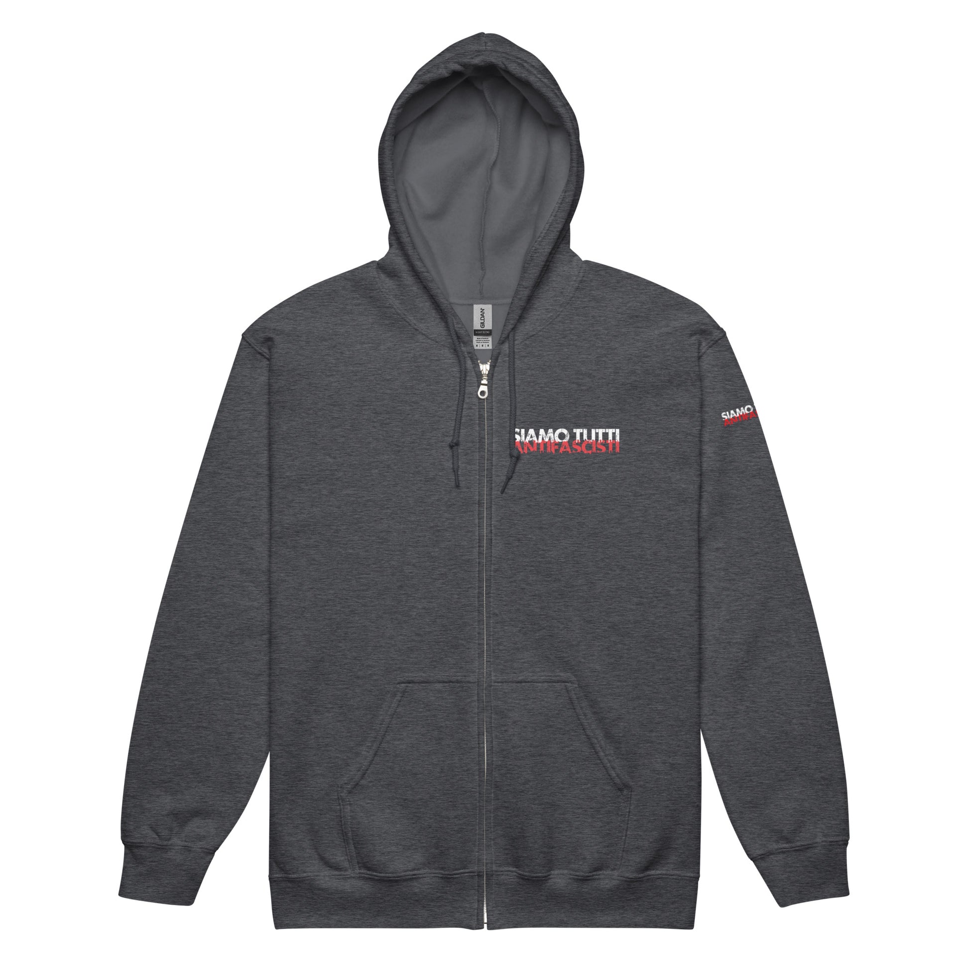 „Dunkelgrauer Zip‑Hoodie mit Kapuze, Fronttasche und Brustprint ‚SIAMO TUTTI ANTIFASCISTI‘ in Weiß und Rot, sowie Ärmelprint ‚SIAMO TUTTI‘ – minimalistisches antifaschistisches Design mit klarer Botschaft.“