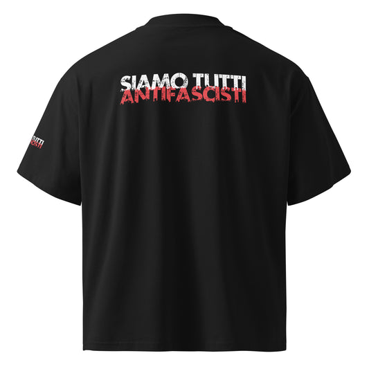 Schwarzes Unisex T-Shirt mit dem Statement „SIAMO TUTTI ANTIFASCISTI“ in weiß-roter, distressed Schrift auf dem Rücken und dem linken Ärmel.