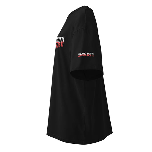 Schwarzes Unisex T-Shirt in Seitenansicht mit dem Statement „SIAMO TUTTI ANTIFASCISTI“ in weiß-roter, distressed Schrift auf der Brust und dem linken Ärmel.
