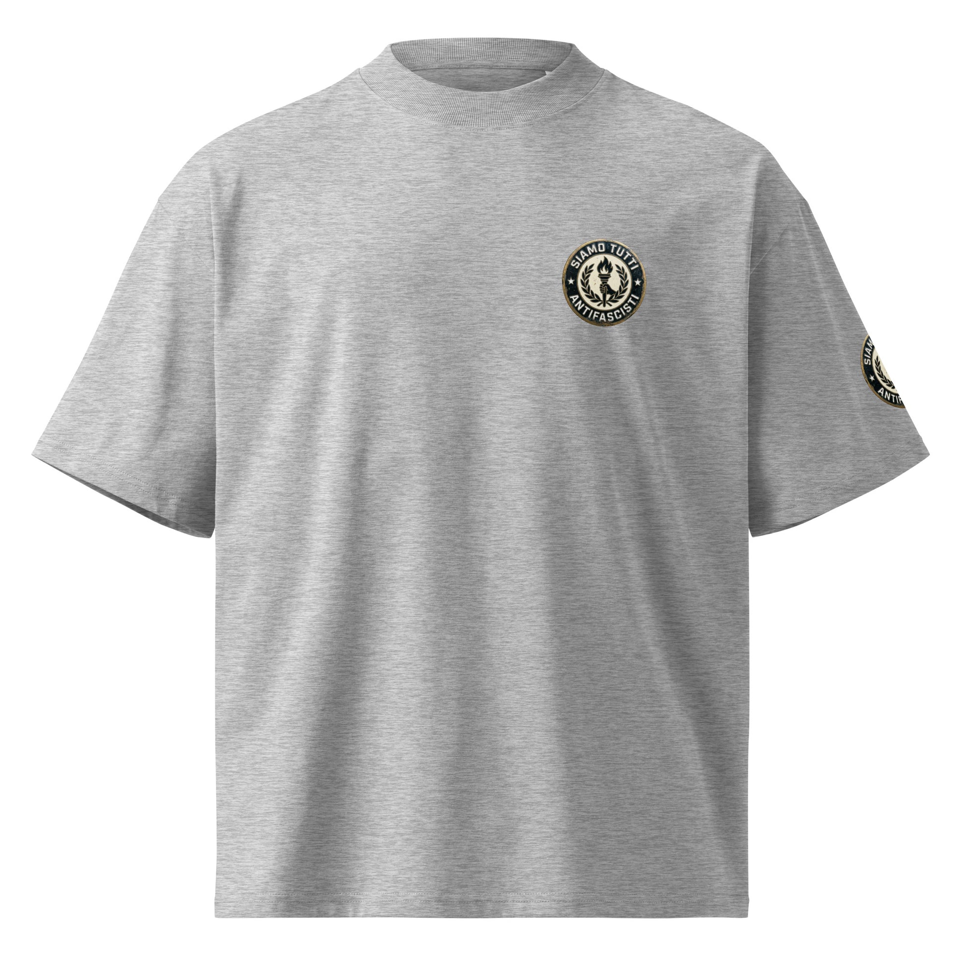 Hellgraues Oversize‑T‑Shirt mit rundem Fackel‑ und Lorbeerkranz‑Emblem und „Siamo Tutti Antifascisti“.