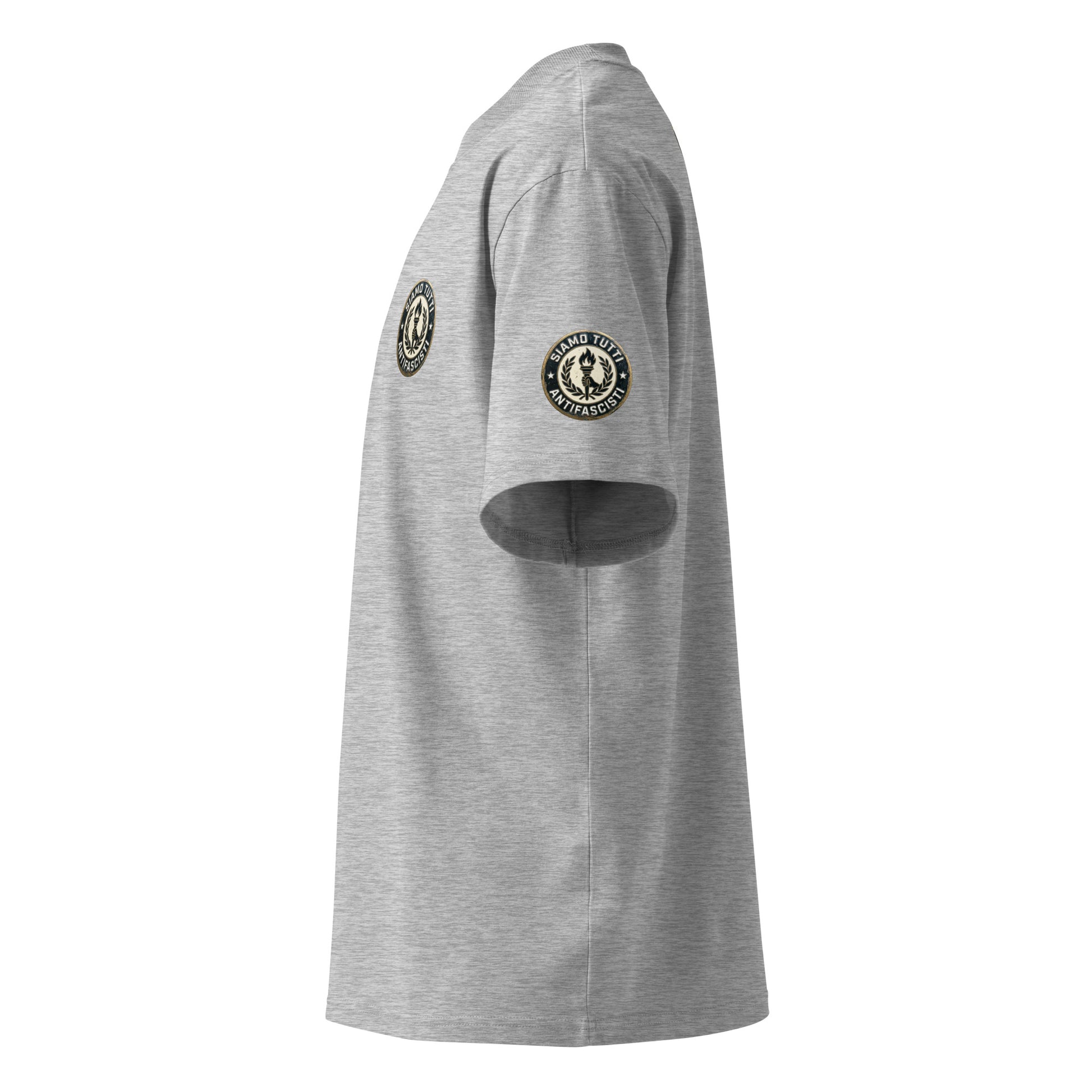 Hellgraues Oversize‑T‑Shirt mit rundem Fackel‑ und Lorbeerkranz‑Emblem und „Siamo Tutti Antifascisti“. Ärmelprint.