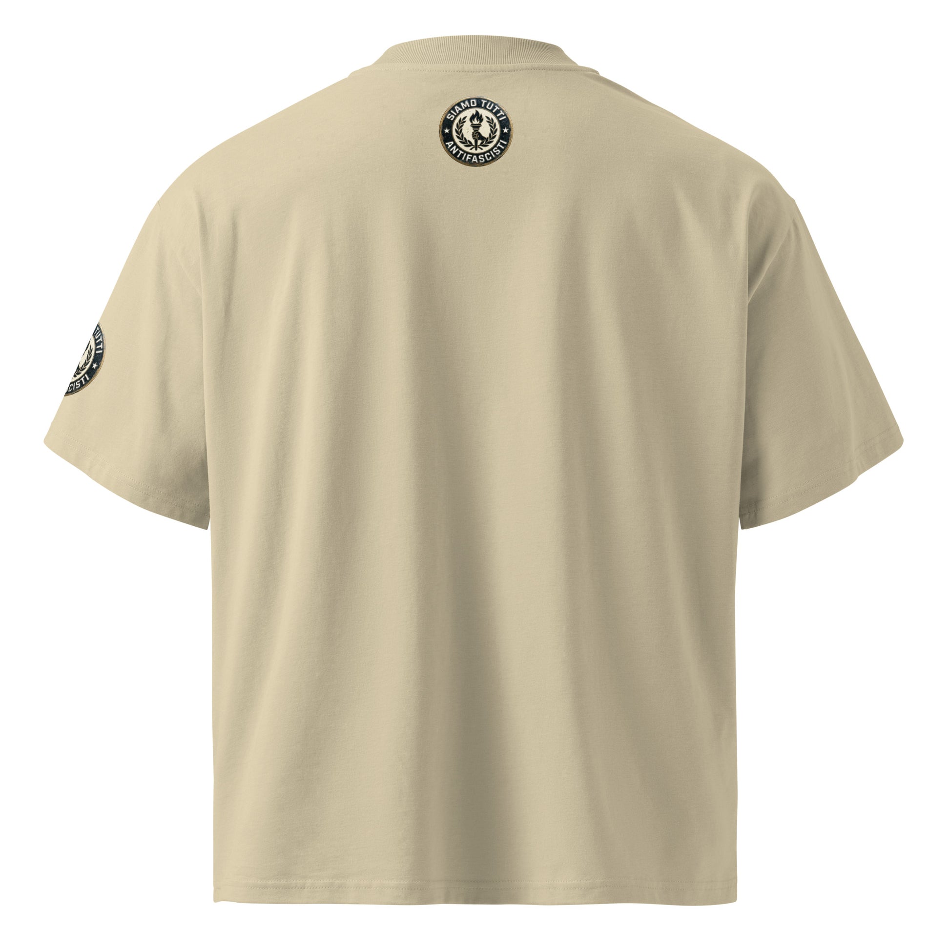 Sandfarbenes Oversize‑T‑Shirt mit rundem Fackel‑ und Lorbeerkranz‑Emblem und „Siamo Tutti Antifascisti“. Nackenprint.