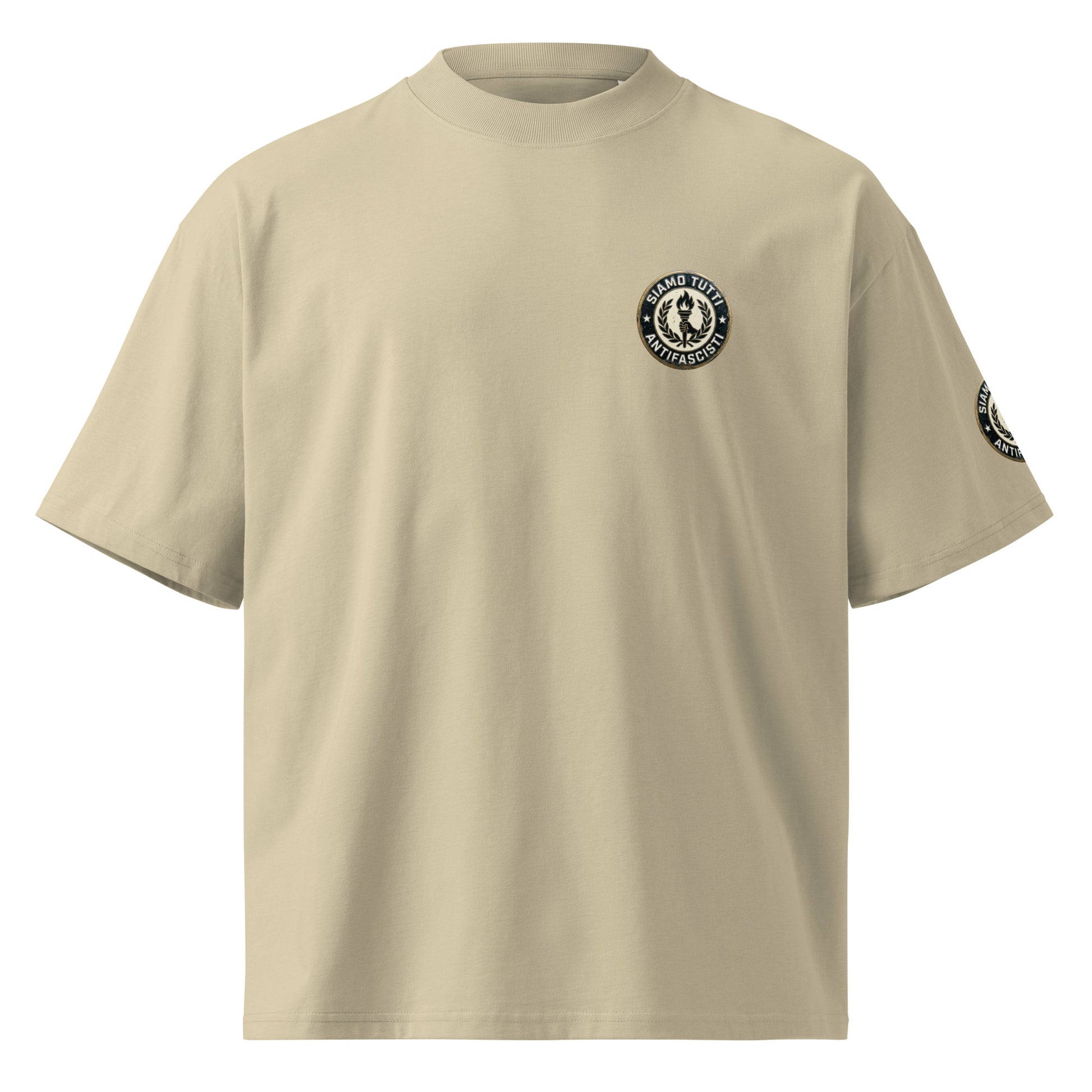 Sandfarbenes Oversize‑T‑Shirt mit rundem Fackel‑ und Lorbeerkranz‑Emblem und „Siamo Tutti Antifascisti“.
