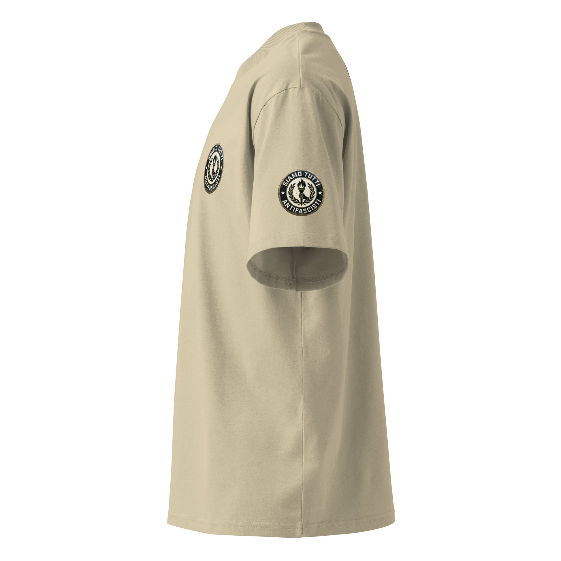 Sandfarbenes Oversize‑T‑Shirt mit rundem Fackel‑ und Lorbeerkranz‑Emblem und „Siamo Tutti Antifascisti“. Ärmelprint.