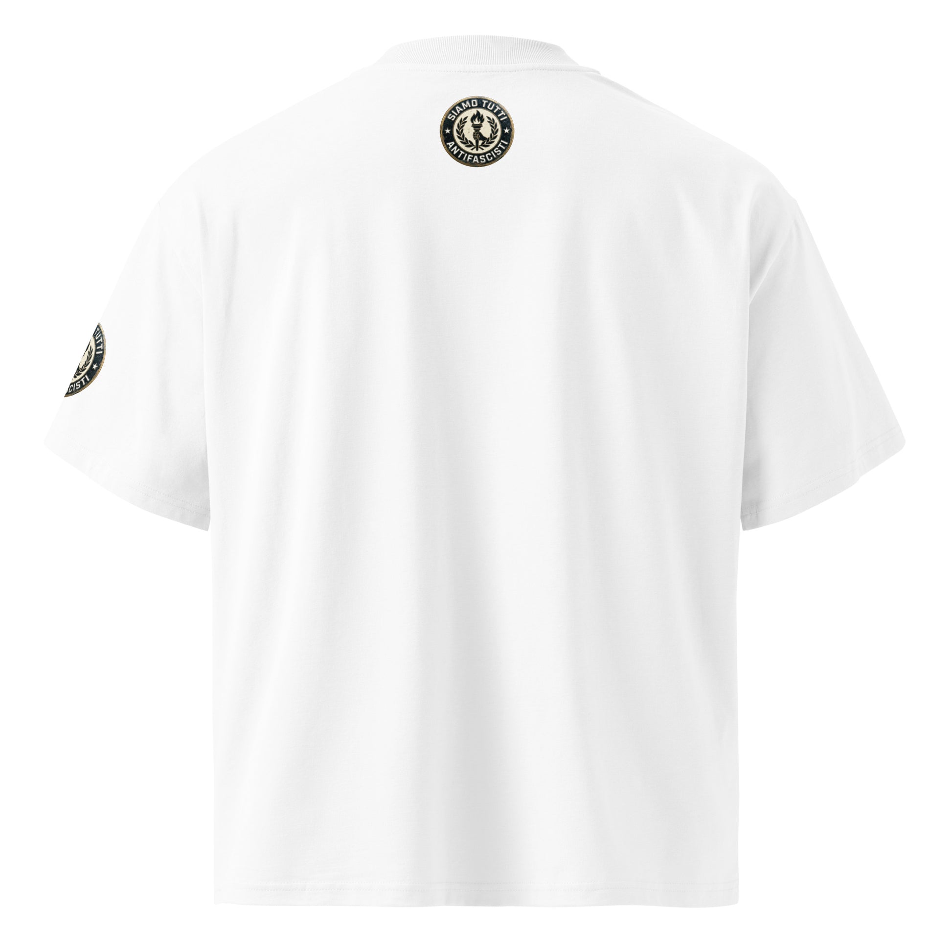 Weißes Oversize‑T‑Shirt mit rundem Emblem aus Fackel und Lorbeerkranz und dem Schriftzug „Siamo Tutti Antifascisti“. Nackenprint.