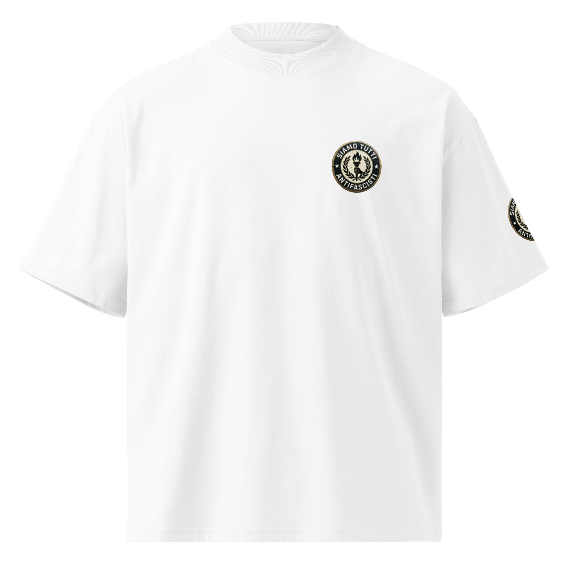 Weißes Oversize‑T‑Shirt mit rundem Emblem aus Fackel und Lorbeerkranz und dem Schriftzug „Siamo Tutti Antifascisti“.