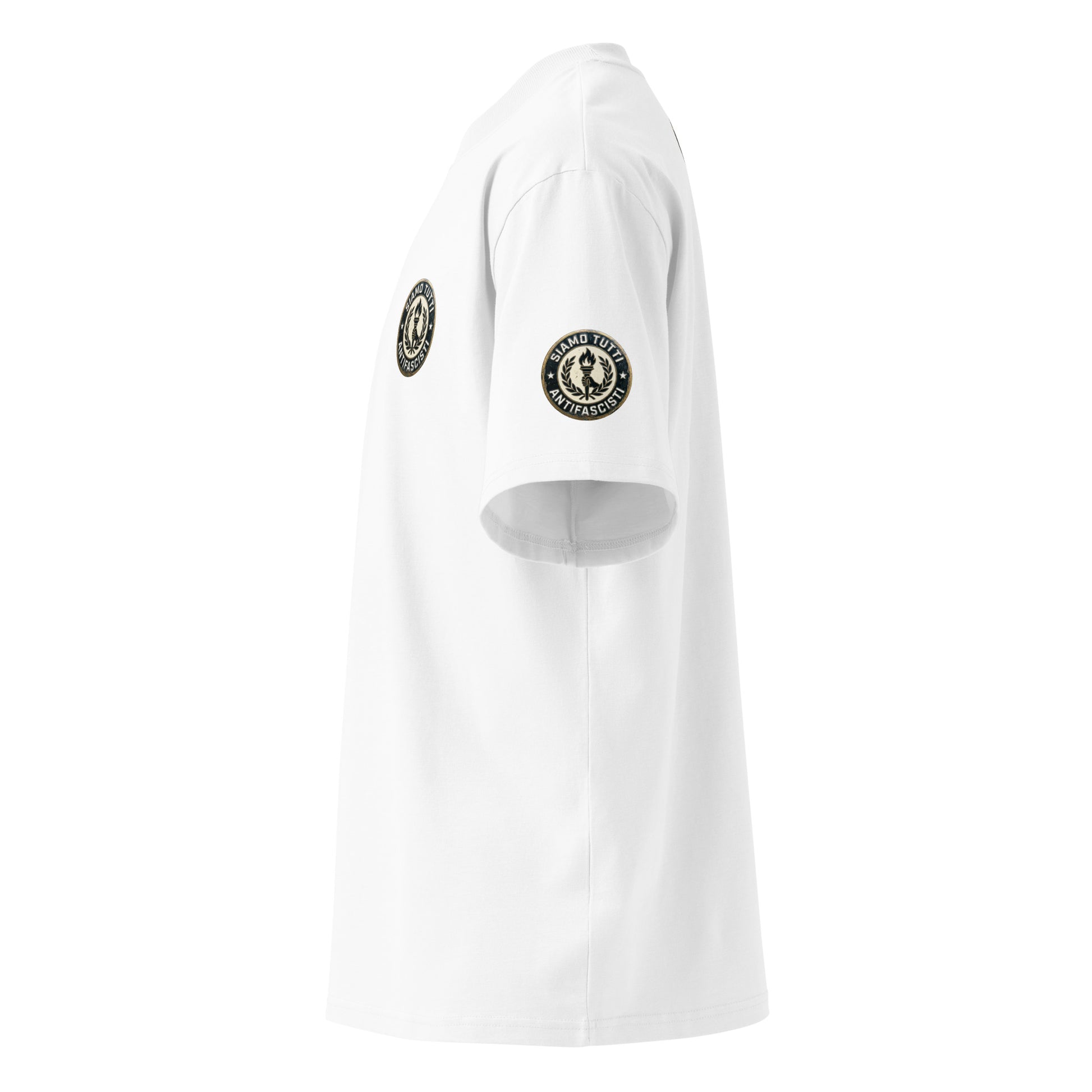 Weißes Oversize‑T‑Shirt mit rundem Emblem aus Fackel und Lorbeerkranz und dem Schriftzug „Siamo Tutti Antifascisti“. Ärmelprint.