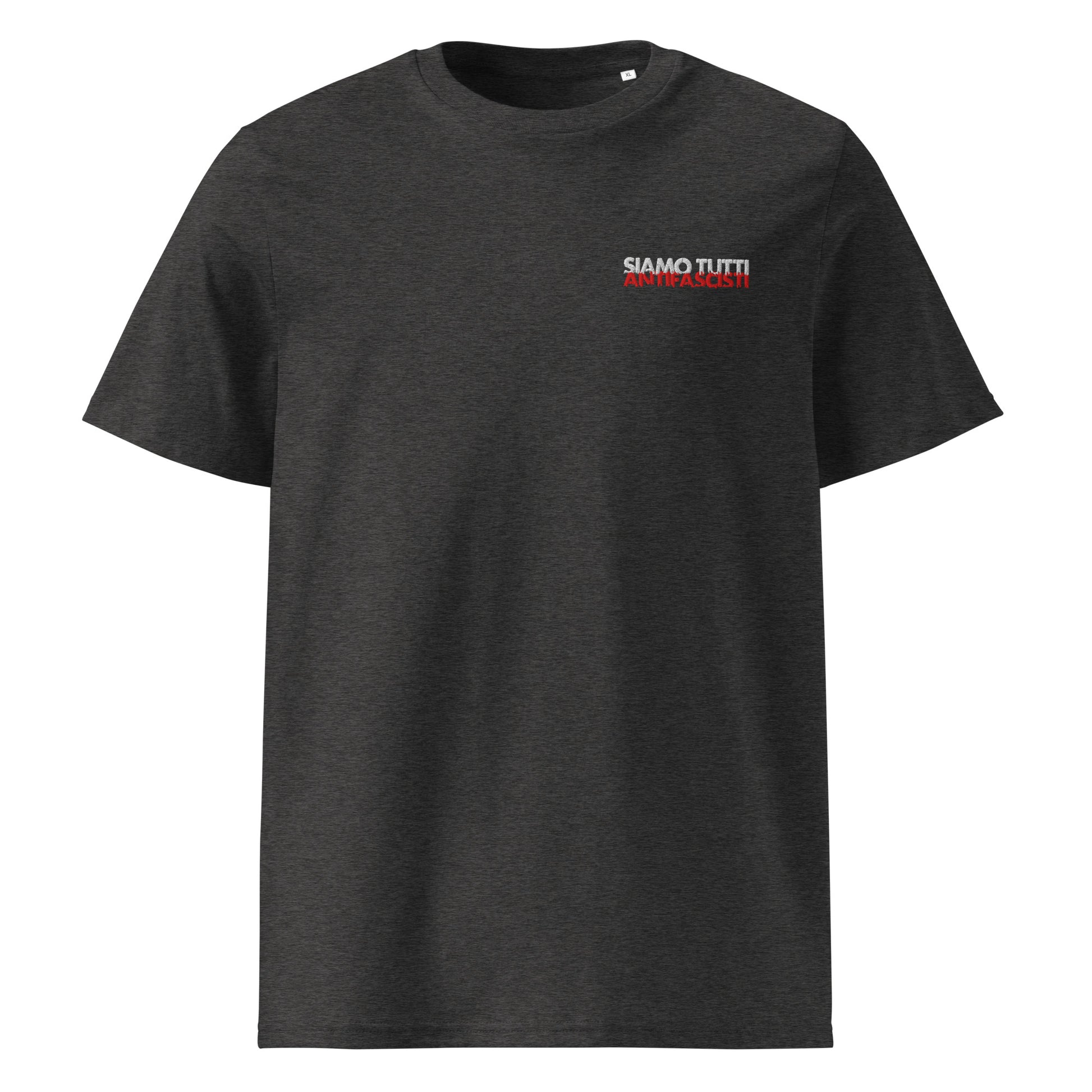 „Dunkelgraues Unisex‑Bio‑T‑Shirt mit weißer gestickter antifaschistischer Botschaft auf der Brust.“