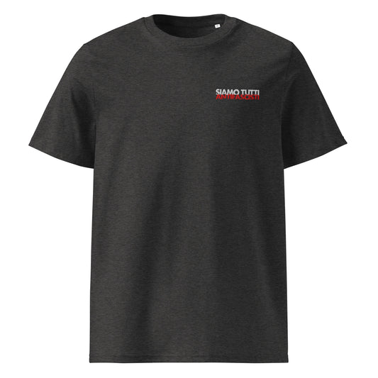 „Dunkelgraues Unisex‑Bio‑T‑Shirt mit weißer gestickter antifaschistischer Botschaft auf der Brust.“