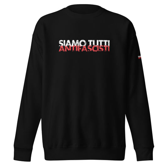 Schwarzes Unisex Sweatshirt mit dem Statement „SIAMO TUTTI ANTIFASCISTI“ in weiß-roter, distressed Schrift auf der Vorderseite.
