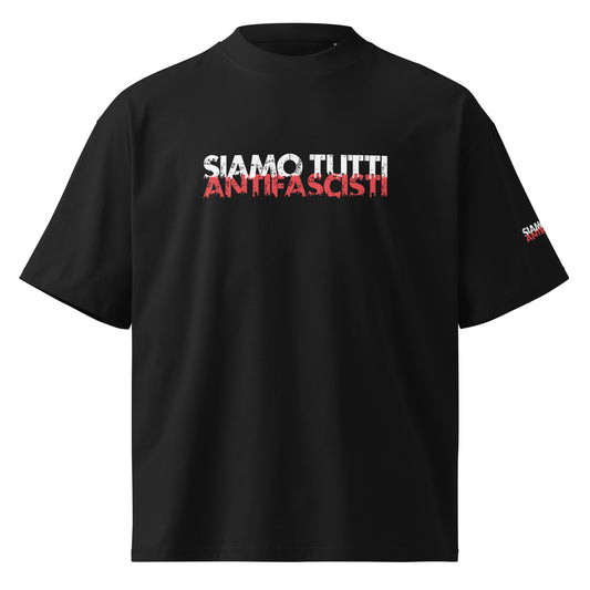 Schwarzes Unisex T-Shirt mit dem Statement „SIAMO TUTTI ANTIFASCISTI“ in weiß-roter, distressed Schrift auf Vorderseite, Rückseite und linkem Ärmel.