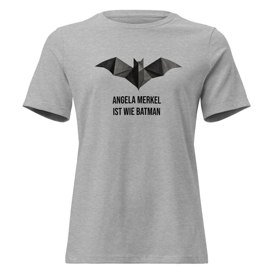 „Graues Damen‑T‑Shirt mit Origami‑Bat‑Symbol und dem Aufdruck ‚Angela Merkel ist wie Batman‘ – Light Edition der Raute‑Comeback‑Kollektion.“