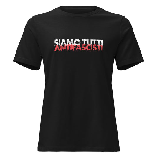 Schwarzes Damen T-Shirt mit dem Statement „SIAMO TUTTI ANTIFASCISTI“ in weiß-roter, distressed Schrift auf der Vorderseite.