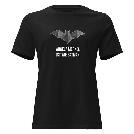 „Schwarzes Damen T‑Shirt mit Origami‑Bat‑Symbol und dem Aufdruck ‚Angela Merkel ist wie Batman‘ aus der Raute – The Comeback Kollektion.“