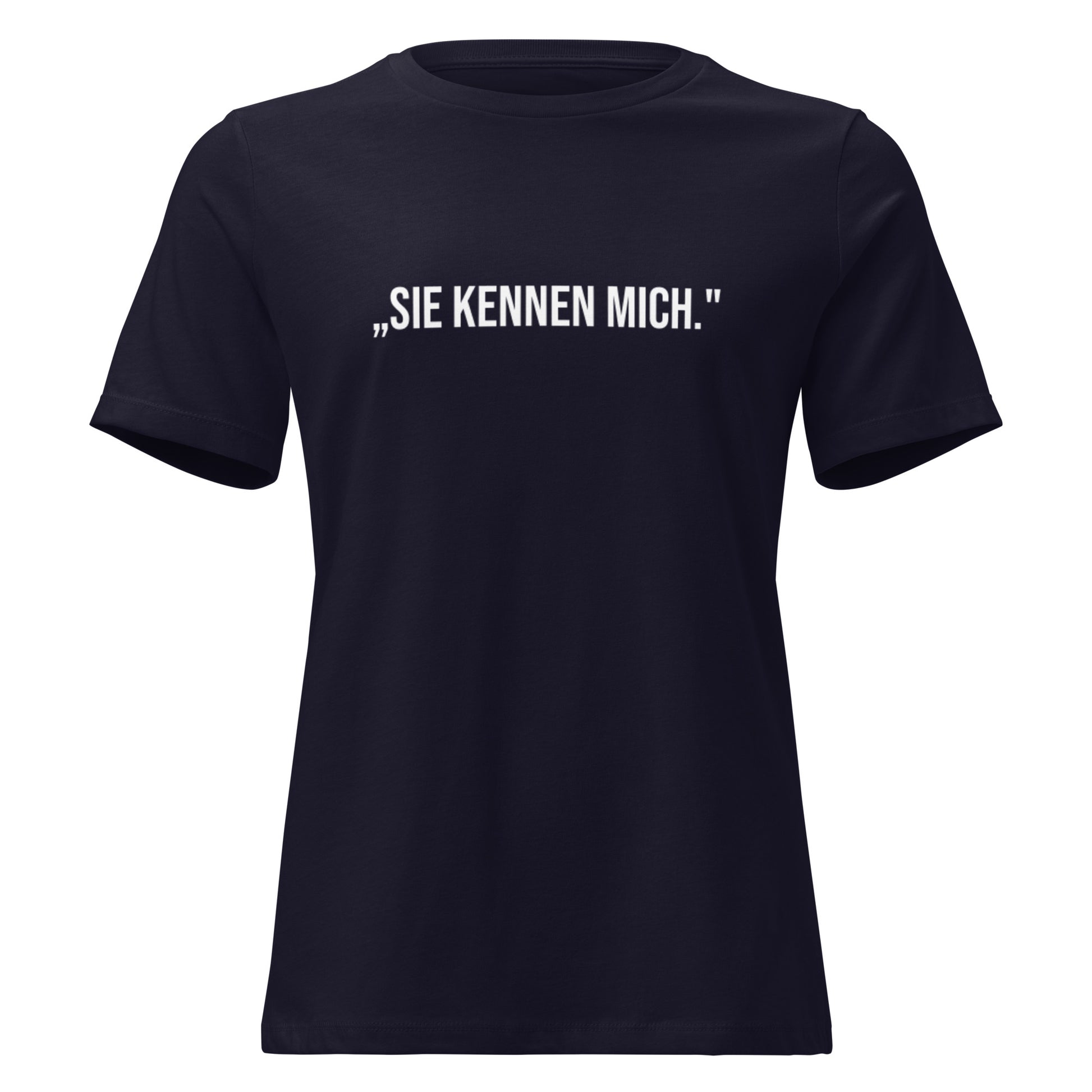 Blaues Damen‑T‑Shirt mit weißem Aufdruck ‚Sie kennen mich.‘ Zitat Angela Merkel im minimalistischen Signature‑Stil.