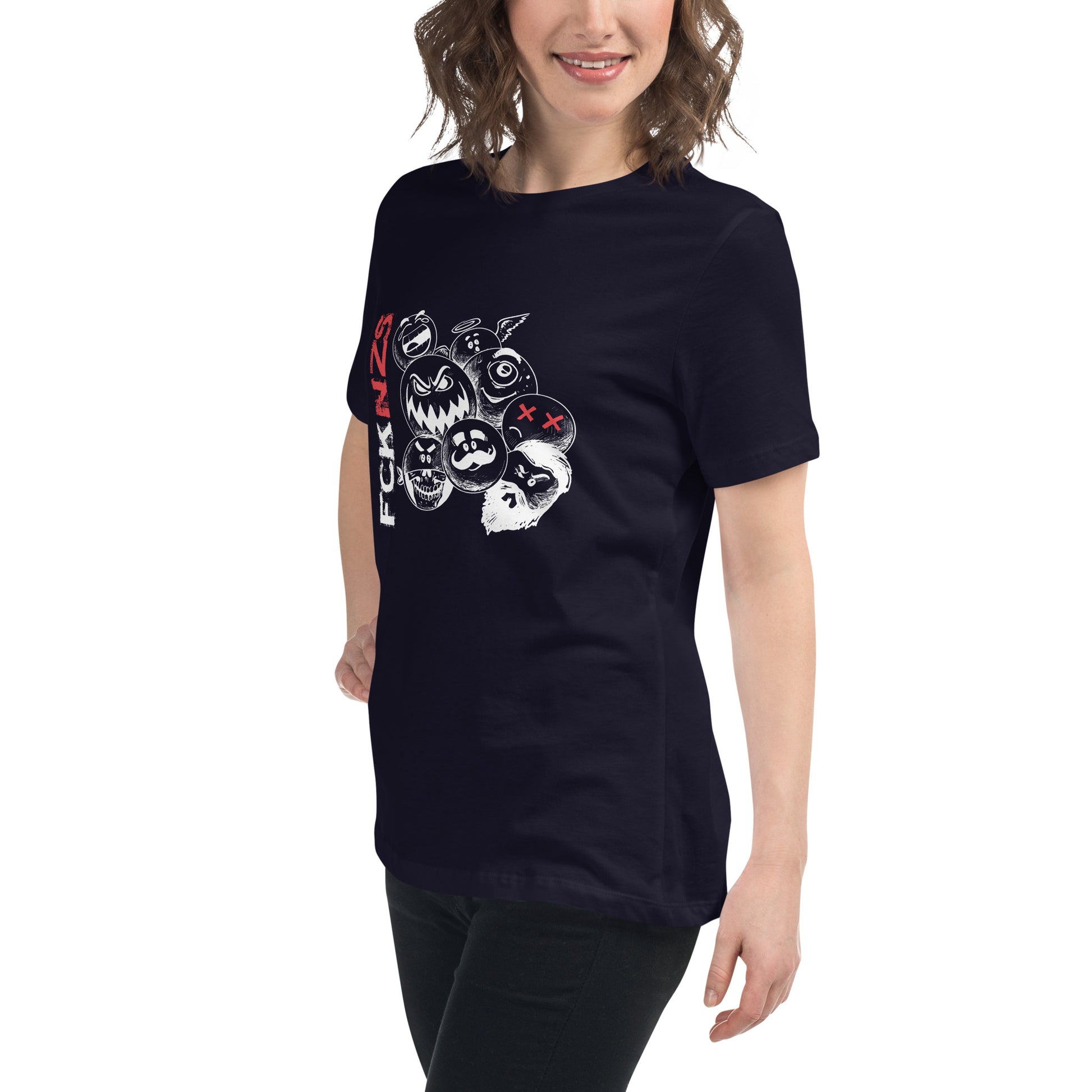 Frau trägt FCK NZS T‑Shirt Damenfit mit Retro Vintage Hintergrund und weißem, abgenutztem Schriftzug „Spuk den Faschismus weg“