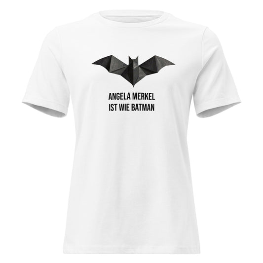 „Weißes Damen‑T‑Shirt mit Origami‑Bat‑Symbol und dem Aufdruck ‚Angela Merkel ist wie Batman‘ – Light Edition der Raute‑Comeback‑Kollektion.“