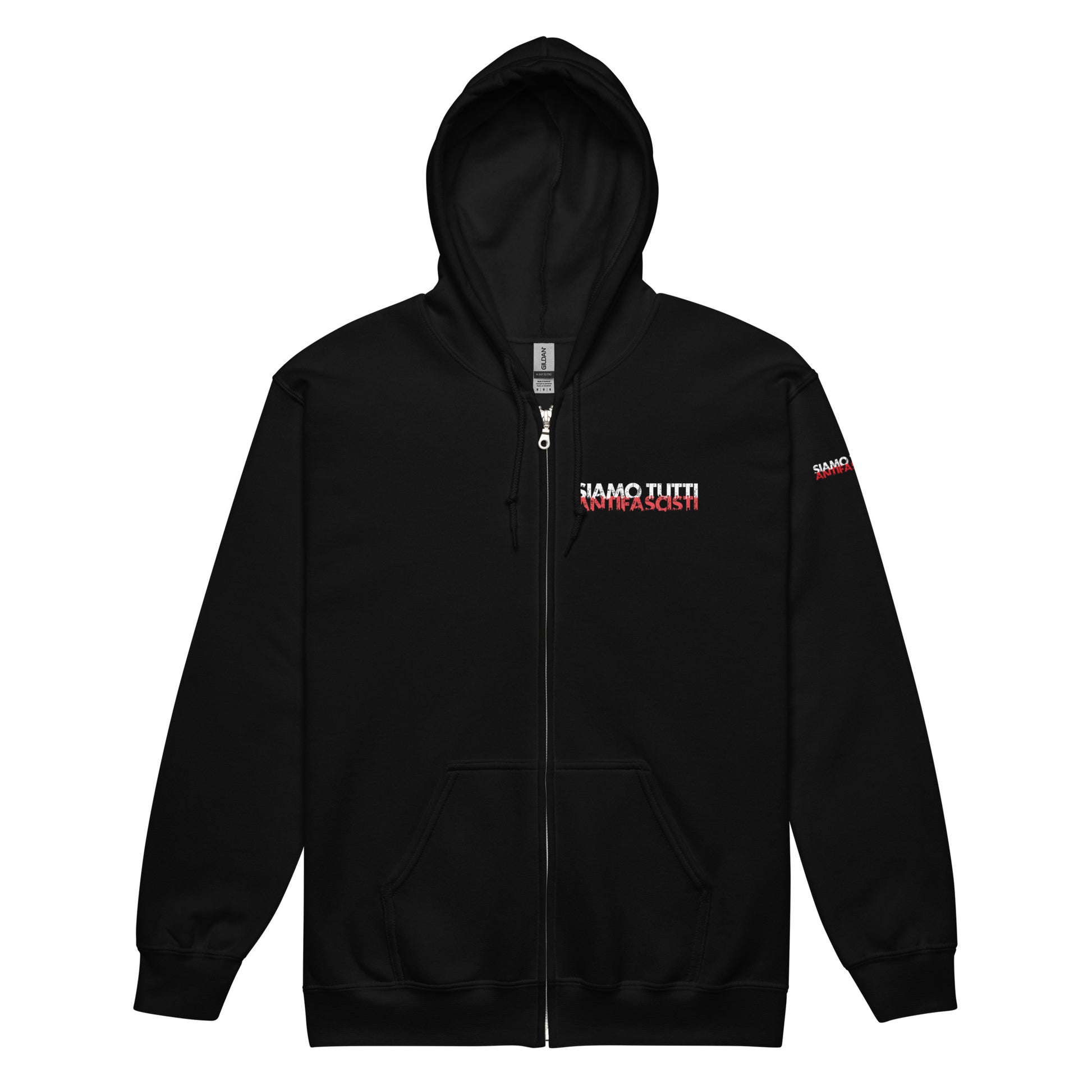„Schwarzer Unisex-Zip-Hoodie mit weiß-rotem Aufdruck ‚SIAMO TUTTI ANTIFASCISTI‘ auf Brust und Ärmel, mit Kapuze und Fronttasche – politisches Statement gegen Faschismus.“